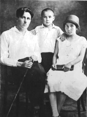 Миронов Николай Александрович с женой и сыном. 1927-1928гг.